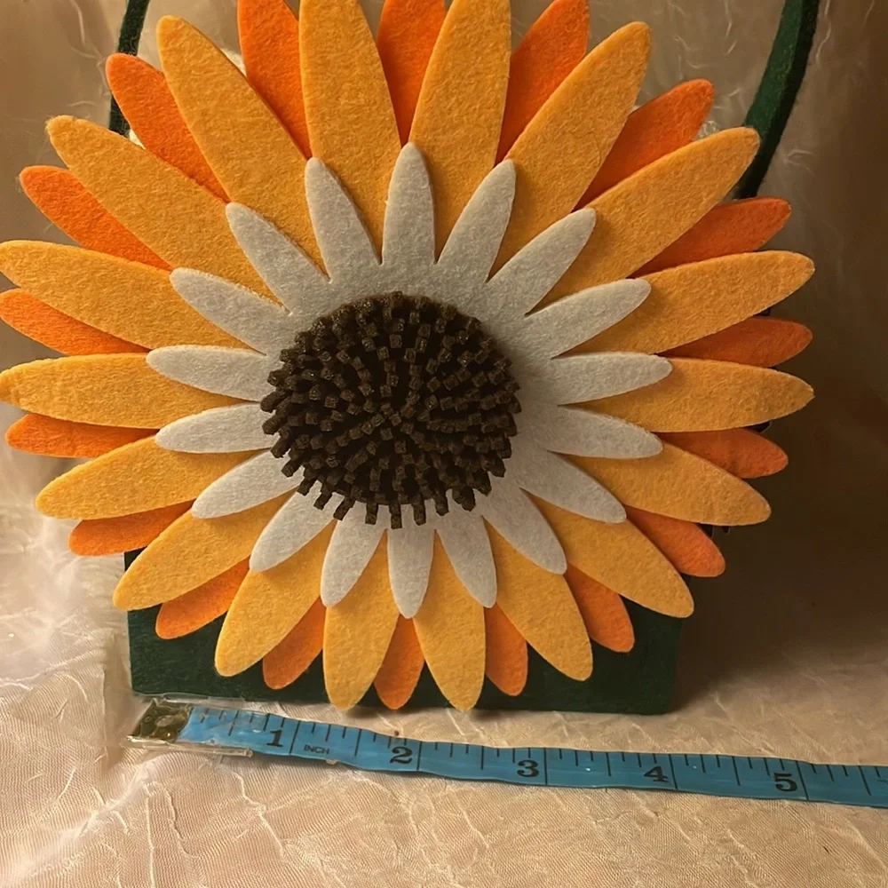 NWT- 3 pack washcloths 100% cotton in felt basket w/sunflower on front